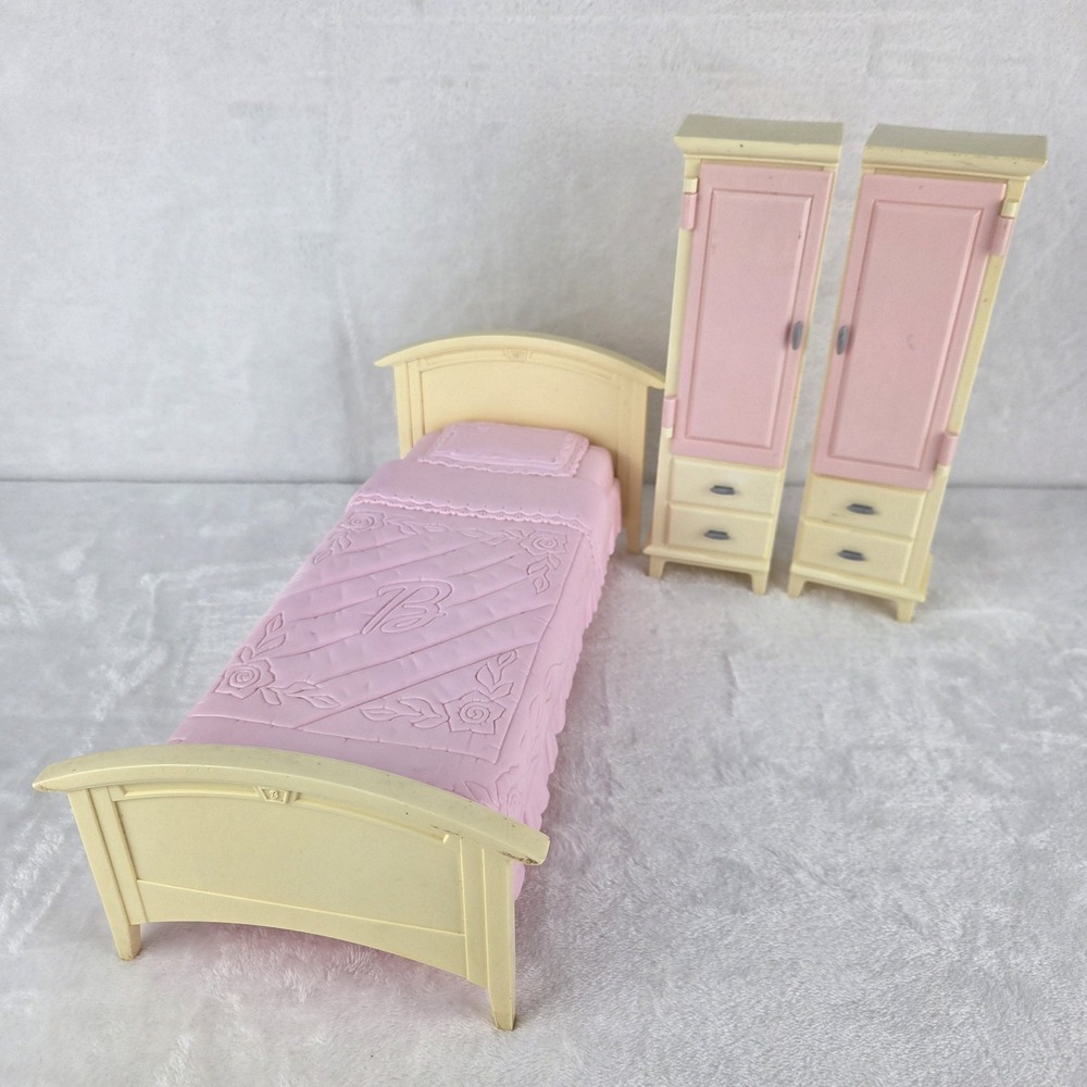 Barbie Living in Style Bedroom 2002 Mattel Bed 2 Armoires Furniture 67552